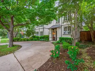 Exceptional Residence in Sought-after Briarwood