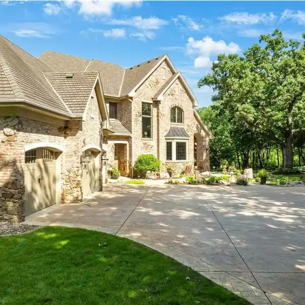 TIMELESS ELEGANCE IN A SERENE SETTING