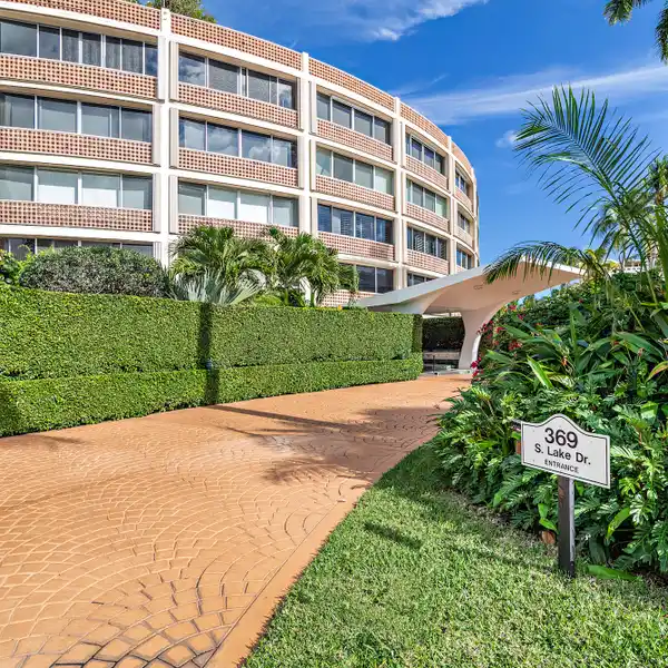 LARGE ONE BEDROOM CO-OP AT PARK PLACE