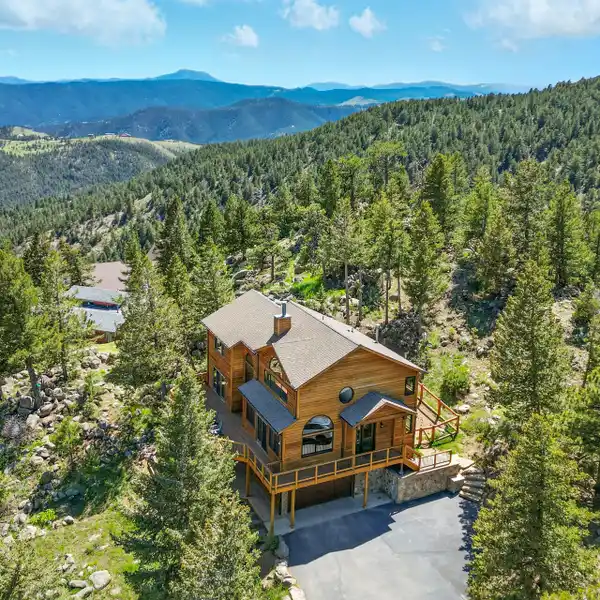 MOUNTAIN RETREAT WITH INCREDIBLE VIEWS