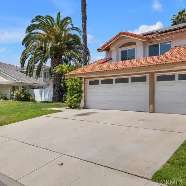 BEAUTIFULLY UPDATED HOME IN THE HEART OF NEWBURY PARK
