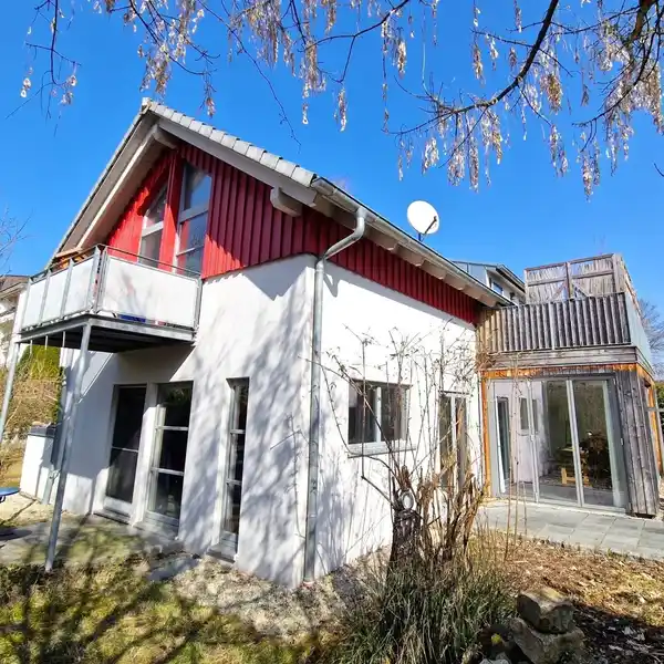 ATTRACTIVE ENERGY-EFFICIENT TIMBER FRAME HOME