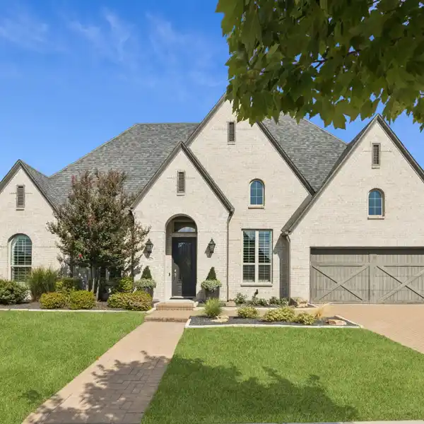 LUXURY FRISCO RESIDENCE WITH QUARTZ ISLAND AND BUILT-IN GRILL