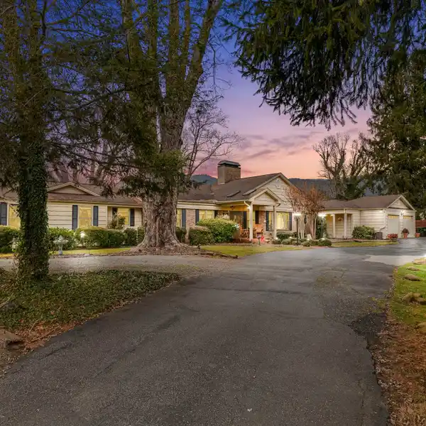 DISTINGUISHED RANCH-STYLE ESTATE