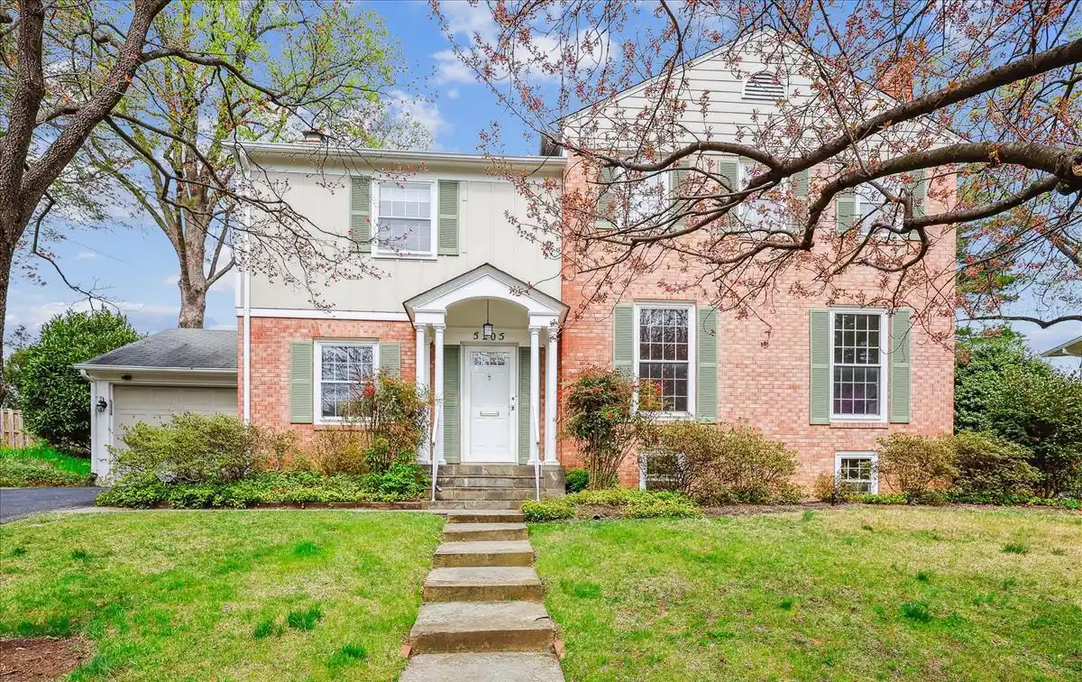 Colonial Home in Desirable Alta Vista