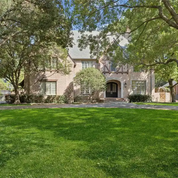 PRESTIGIOUS LIVING IN PRESTON HOLLOW