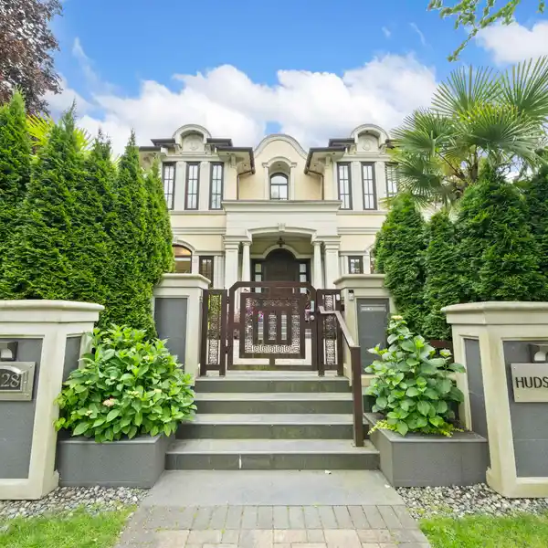 ONE-OF-A-KIND LUXURY HOME IN PRESTIGIOUS SOUTH GRANVILLE