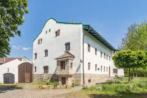 Refuge from 1767 in the Heart of the Village