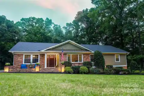 Updated Classic Ranch in Sought-after Robinson Woods