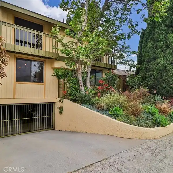STYLISH TOWNHOME WITH PRIVATE PATIO