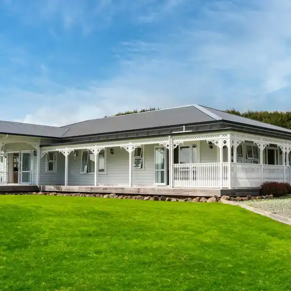 GRAND CHARACTER VILLA NEAR MANGAWHAI SURF BEACH