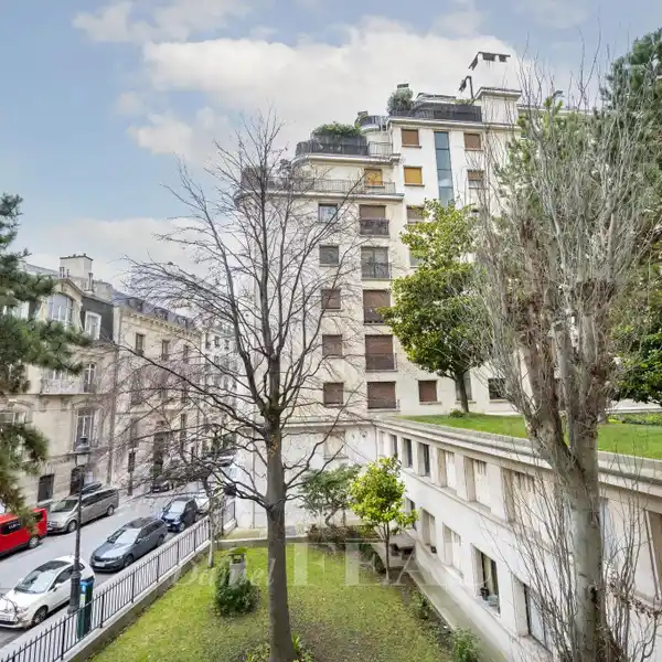 APARTMENT ON PRESTIGIOUS AVENUE MONTAIGNE