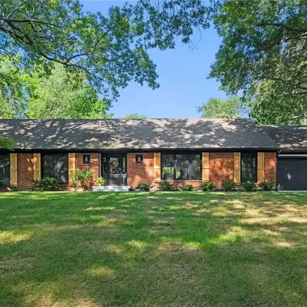 QUINTESSENTIAL OLD LEAWOOD SPRAWLING RANCH