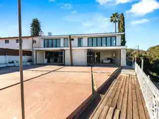 Great Opportunity in the Hollywood Hills/studio City Area