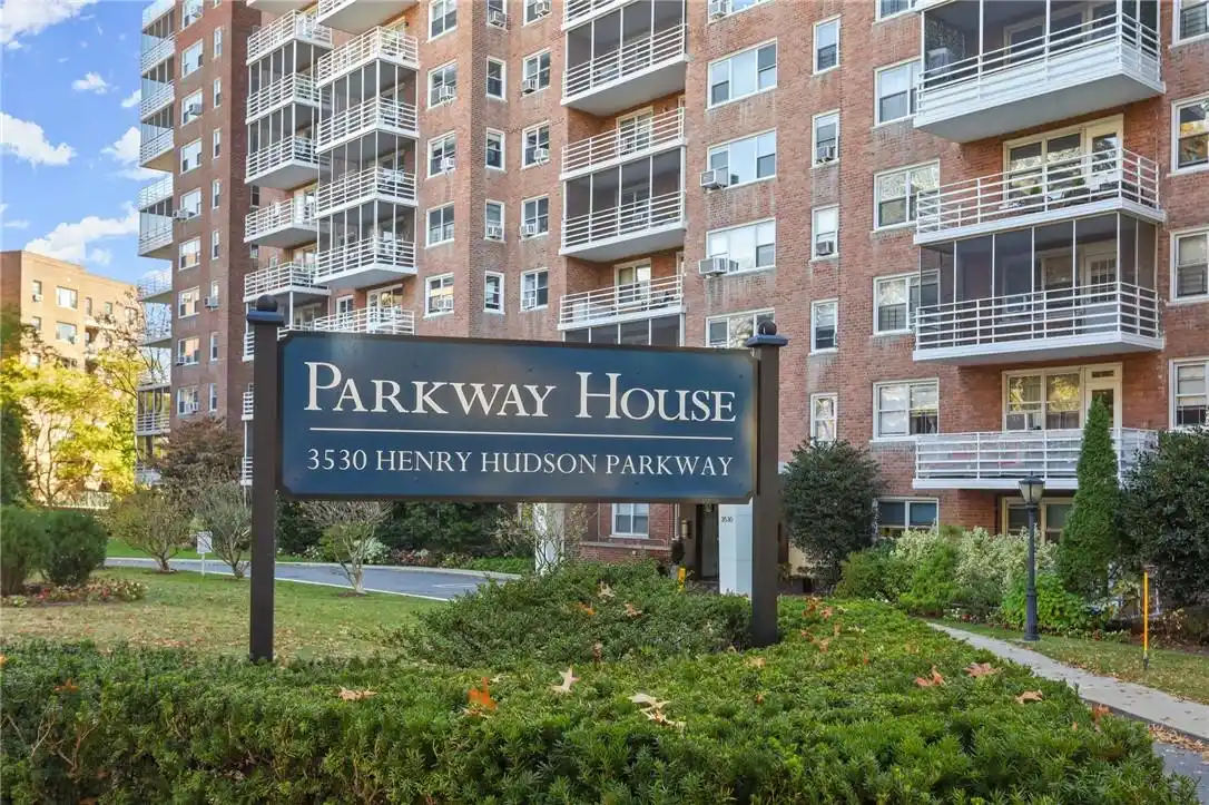 Spectacular Apartment in Sought-after Parkway House