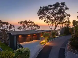 Exemplary Mid-century Modern in an Iconic Setting
