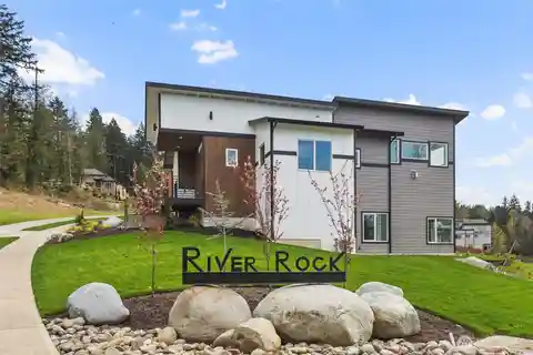 Immaculate New Home Full of Luxury Upgrades