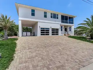 Low-maintenance Furnished Home Steps to the Beach