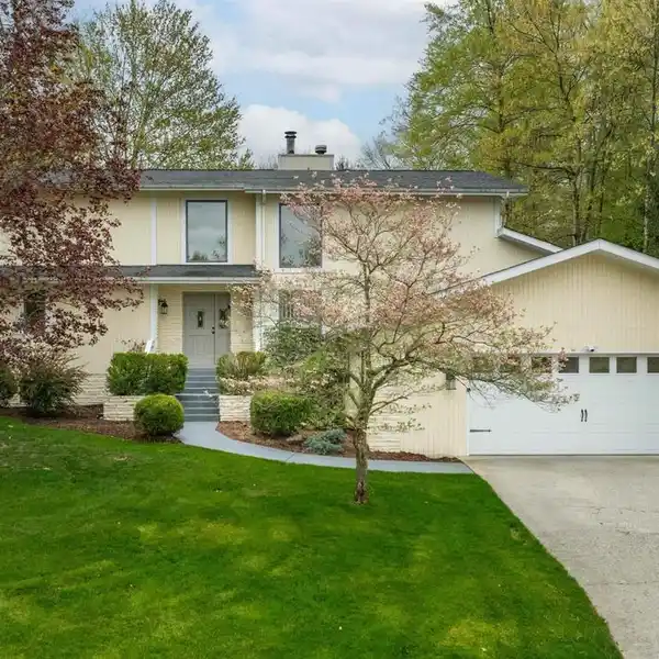 BEAUTIFUL HOME IN LAKESIDE ESTATES
