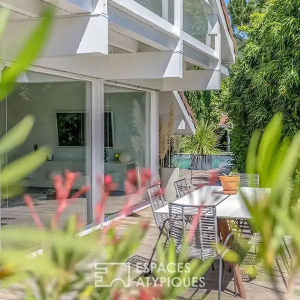 BEAUTIFUL ARCHITECT-DESIGNED WOODEN-FRAMED HOUSE