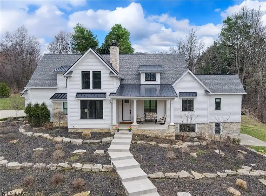 Spectacular Modern Farmhouse