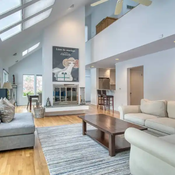 BRIGHT AND SUNNY CONTEMPORARY HOME FOR RENT
