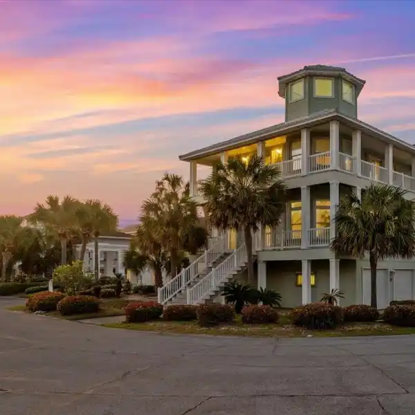 LUXURY LIVING IN THE VILLAGES AT NAVARRE