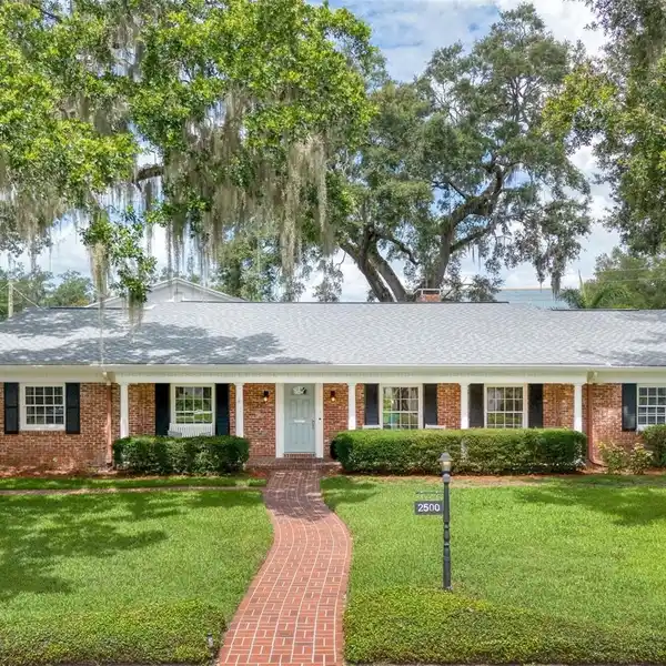 BEAUTIFUL HOME IN SOUGHT-AFTER ROSE ISLE