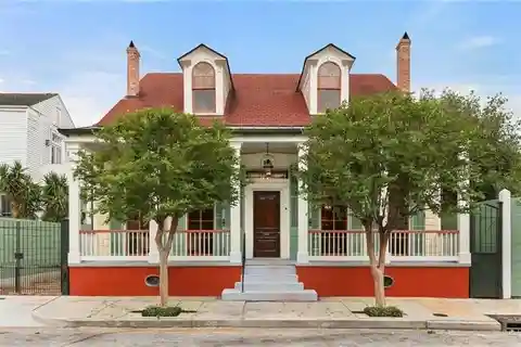 Restored Center Hall Cottage Near French Quarter