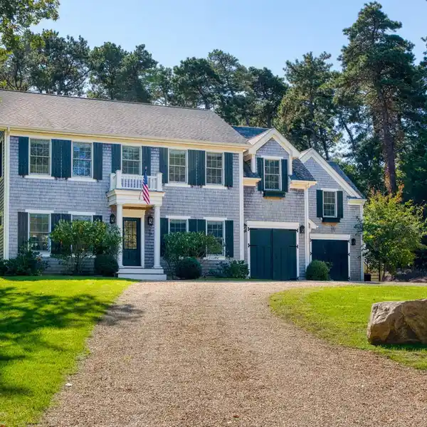 COASTAL SOPHISTICATION ON THE VINEYARD