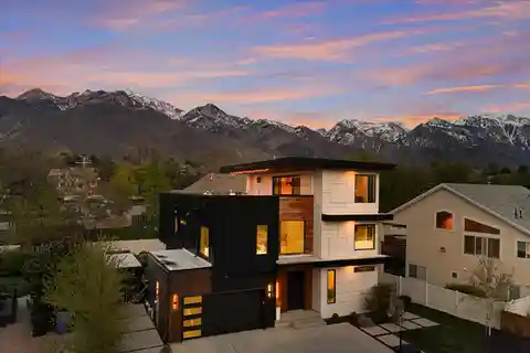 Fresh and Distinctive Modern Home
