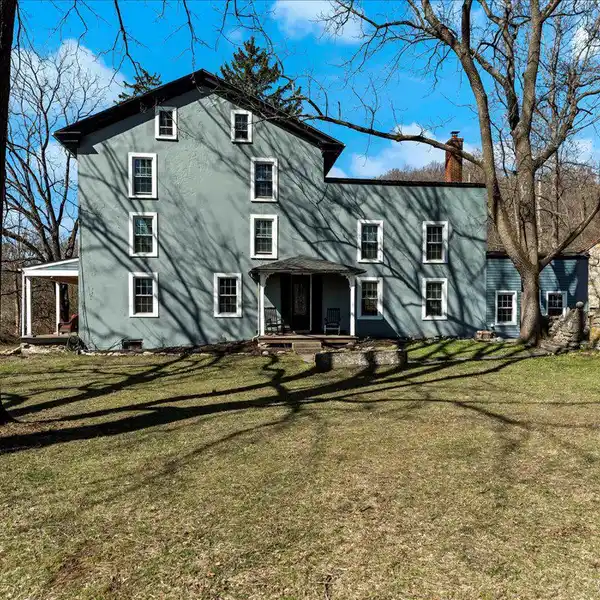 TIMELESS ELEGANCE MEETS MODERN COUNTRY LIVING