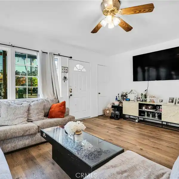 EXCEPTIONAL PROPERTY WITH MAIN HOME AND TWO ACCESSORY UNITS