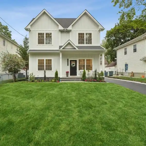 ELEGANT NEW BUILD WITH DESIGNER FINISHES THROUGHOUT