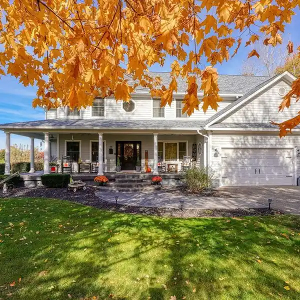 A SANCTUARY OFFERING COMFORTABLE LIVING AND ENTERTAINING SPACE