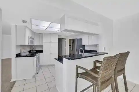 Florida Waterfront Comfort with Screened Lanai