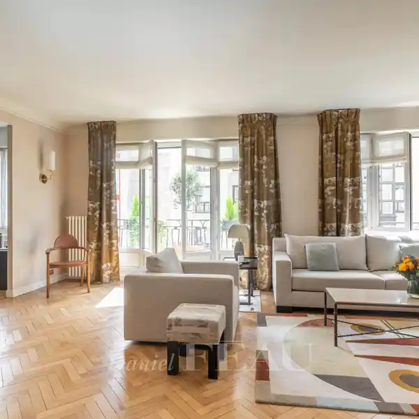 TASTEFULLY RENOVATED APARTMENT