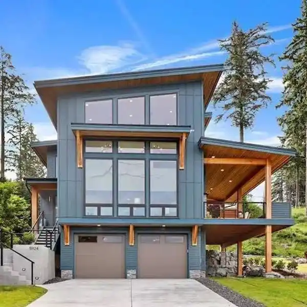 CUSTOMIZABLE ESTATE WITH EXPANSIVE OUTDOOR SPACES