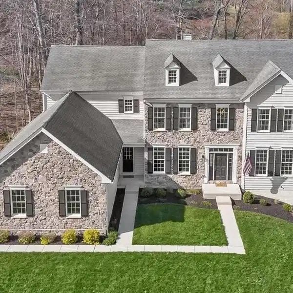 SPRAWLING CEDARDAY ESTATE