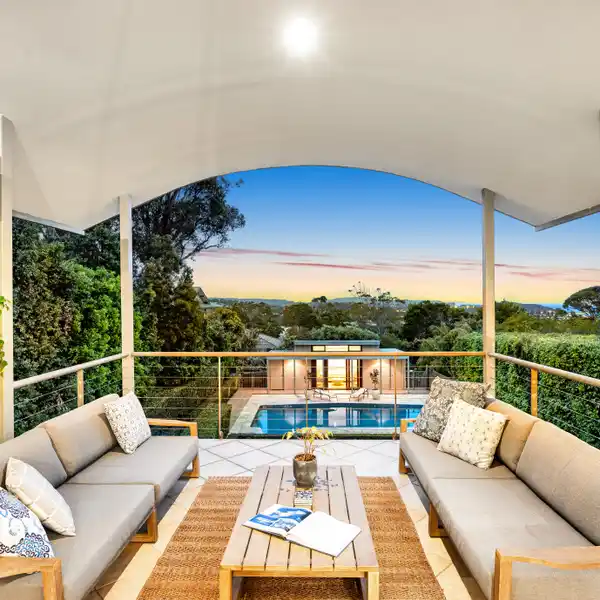 IMPRESSIVE ARCHITECTURALLY DESIGNED RETREAT