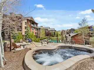 Top-floor Ski Condo in Trailhead Lodge