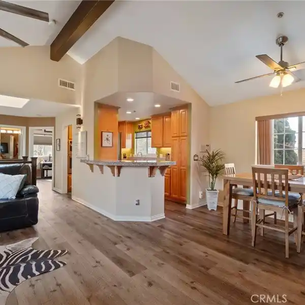BRIGHT AND AIRY REAR-UNIT TOWNHOME