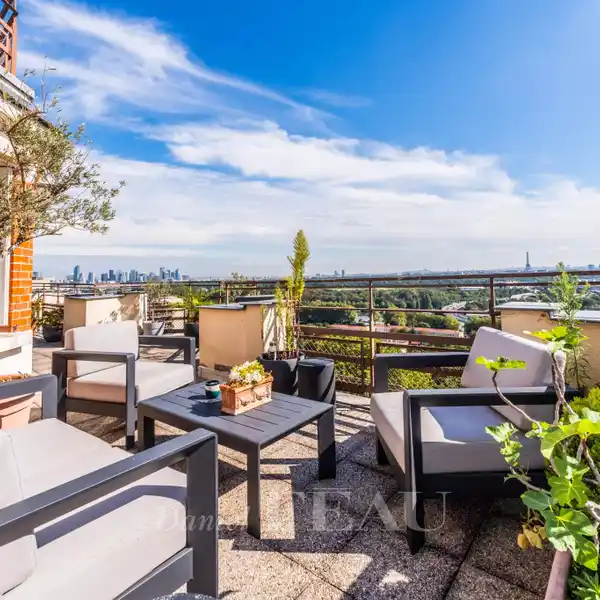 BRIGHT APARTMENT WITH A LARGE TERRACE