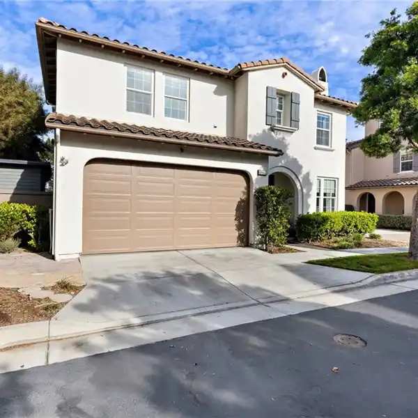 CUL-DE-SAC TOWNHOME IN A DESIRABLE GATED COMMUNITY