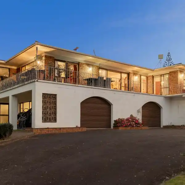 CLASSIC-SOLIDLY BUILT 1980S BRICK AND TILE HOME