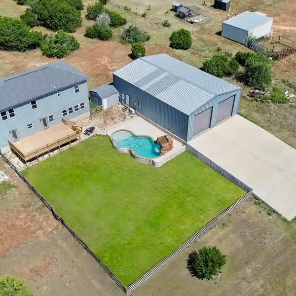 GORGEOUS TEN-ACRE RETREAT