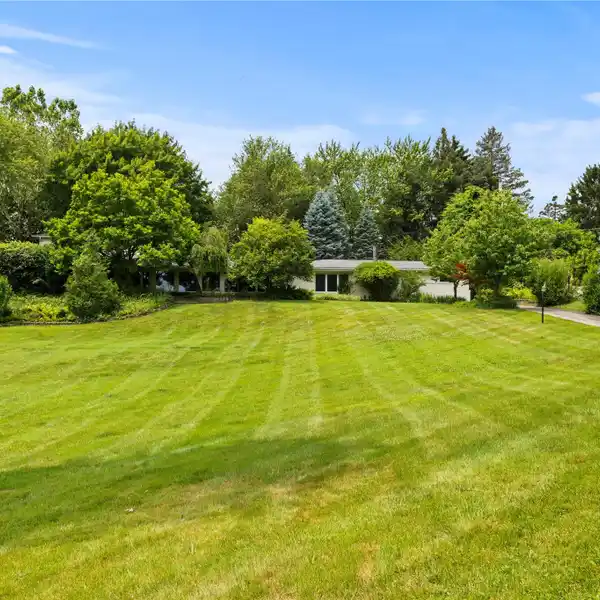 BLOOMFIELD HILLS CONTEMPORARY RANCH ON 1.3 ACRES