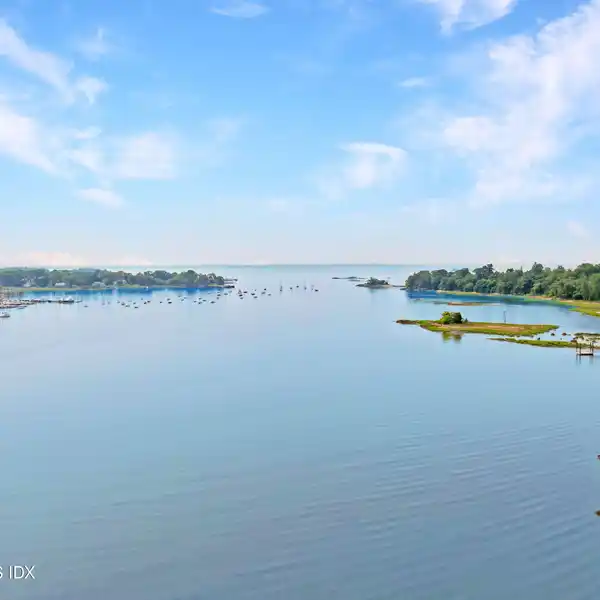 SOPHISTICATED TOP-FLOOR RESIDENCE IN THE WATERFORD ASSOCIATION