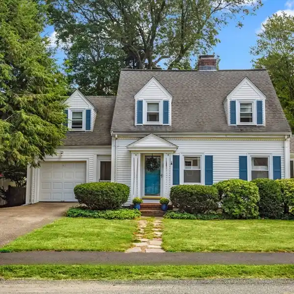 FABULOUS IN-TOWN COLONIAL CAPE