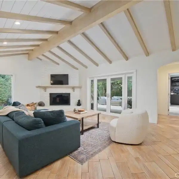 PRIVATE DESIGNER HOME WITH LUSH GARDEN